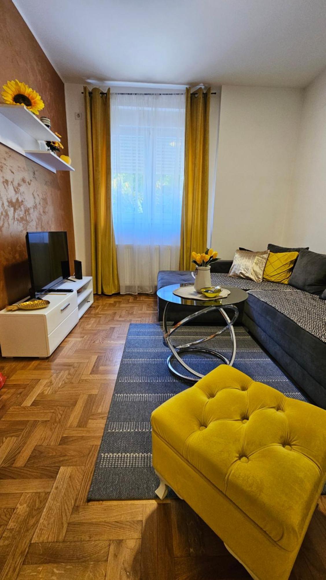 Apartman Sunflower Sremska Mitrovica Esterno foto